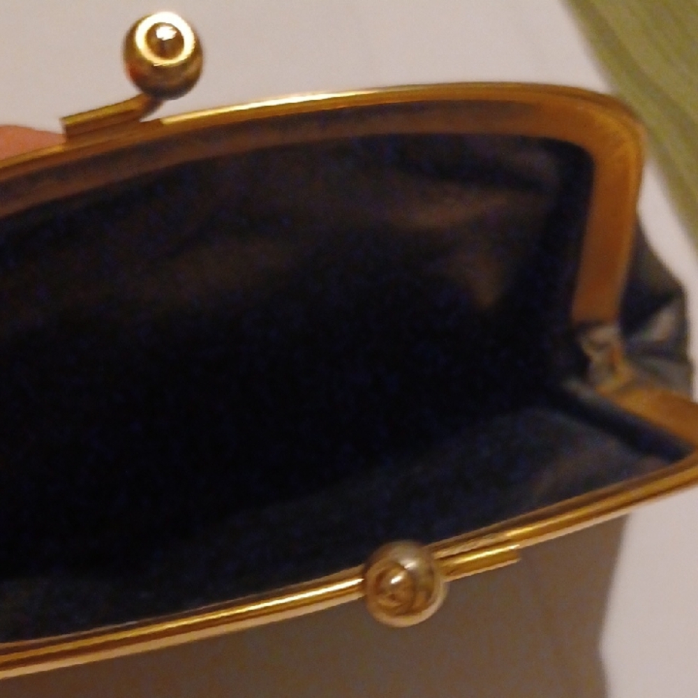 Elegant Black Leather Coin Purse with Gold Trim - Picture 2 of 3